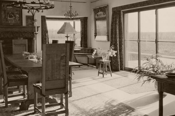 Een zwart-wit foto uit de geschiedenis waarop de eetkamer vanuit een andere hoek met prachtig uitzicht op het landgoed te zien is