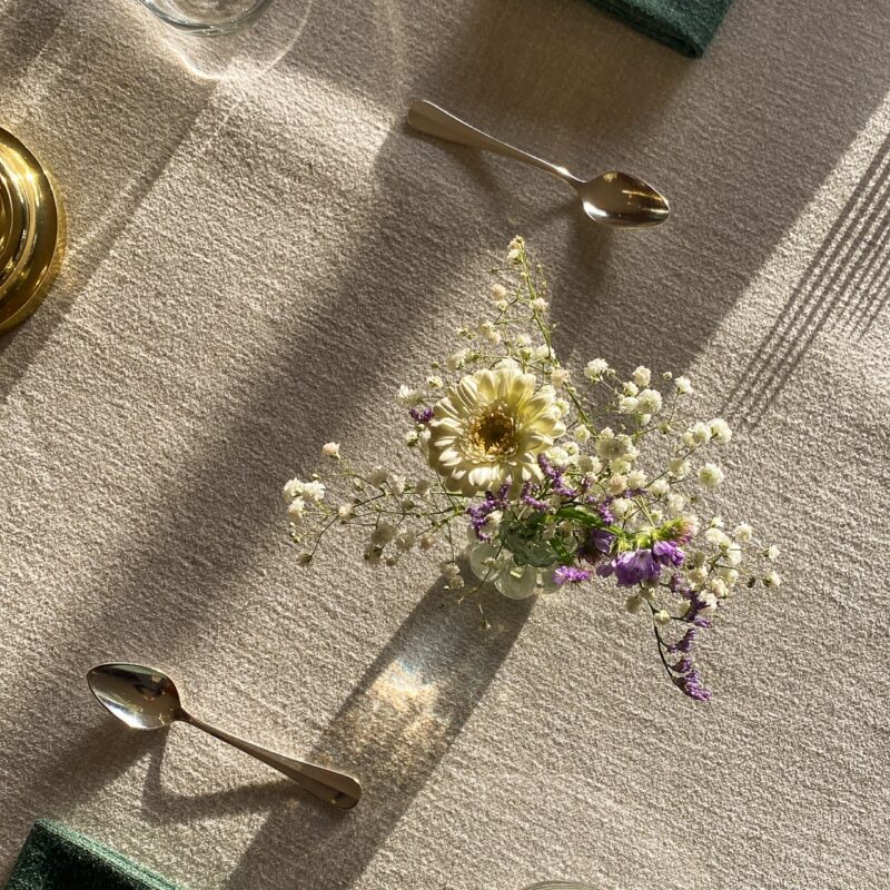 Een net gedekte tafelp met bloemen ten behoeve van de culinaire verzorging verzorgd door Landgoed Noorderheide, van bovenaf gefotografeerd