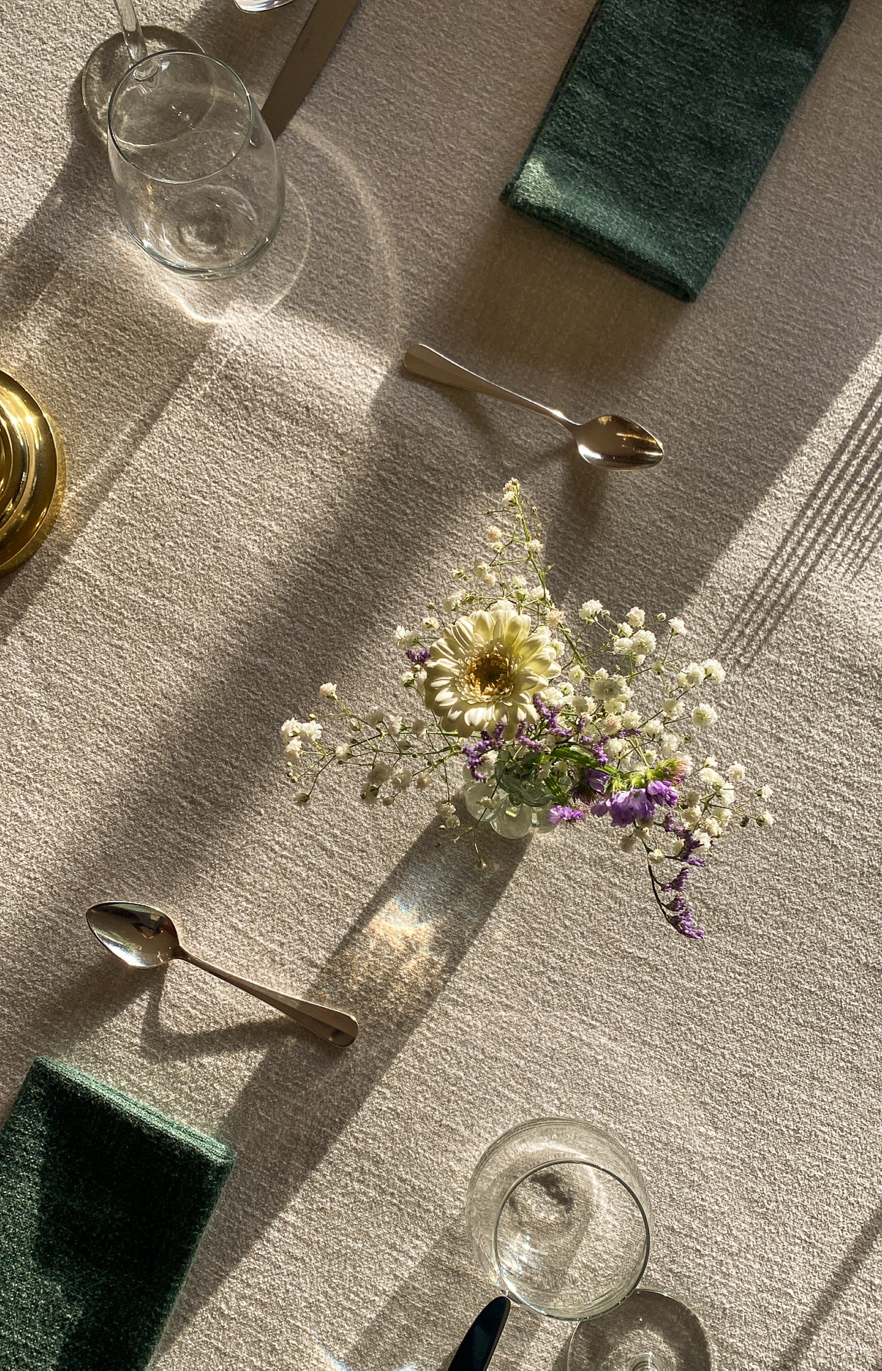 Een net gedekte tafelp met bloemen ten behoeve van de culinaire verzorging verzorgd door Landgoed Noorderheide, van bovenaf gefotografeerd
