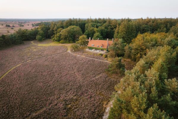 Een boven/zij aanzicht en een landhuis en de paarse heide