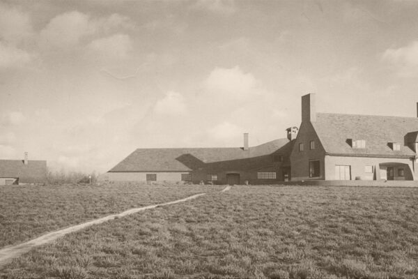 Een zwart-wit foto uit de geschiedenis met vooraanzicht van Landhuis Noorderheide