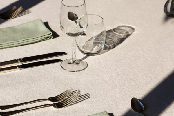 Een net gedekte tafel ten behoeve van de culinaire verzorging verzorgd door Landgoed Noorderheide