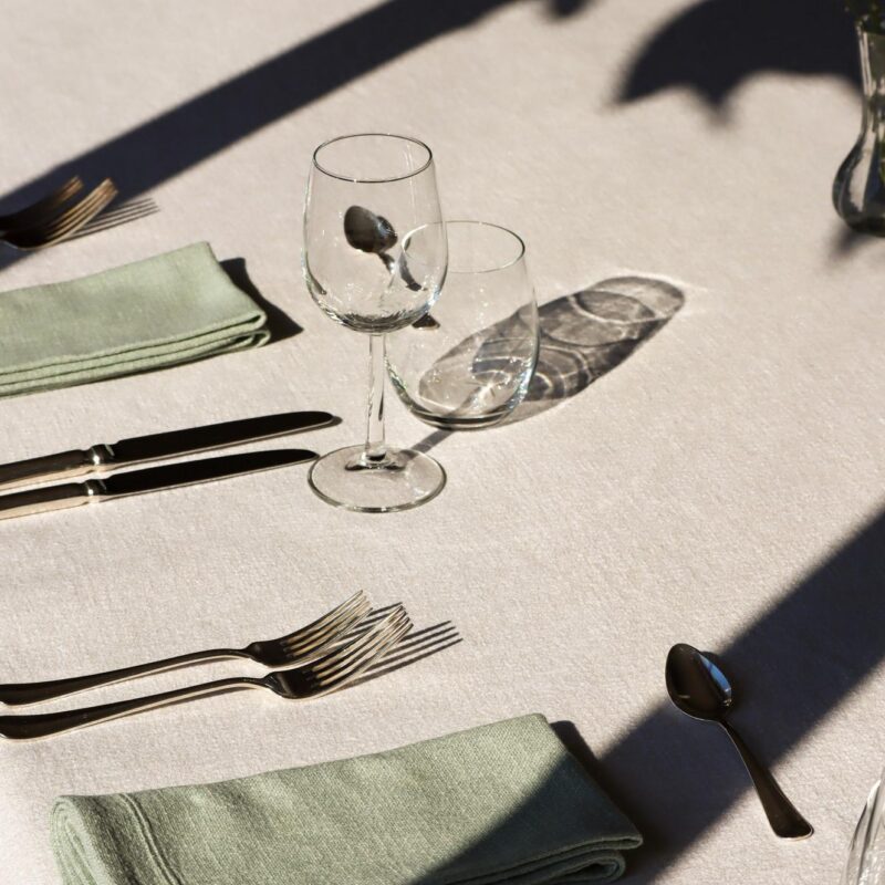 Een net gedekte tafel ten behoeve van de culinaire verzorging verzorgd door Landgoed Noorderheide