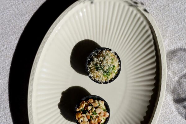 Een gerecht geserveerd als onderdeel van de culinaire verzorging die Landgoed Noorderheide biedt