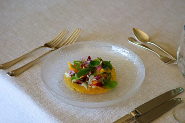 Een gerecht geserveerd als onderdeel van de culinaire verzorging die Landgoed Noorderheide biedt