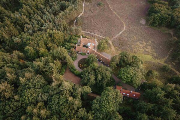 Een bovenaanzicht van Landhuis Noorderheide en het landschap er om heen