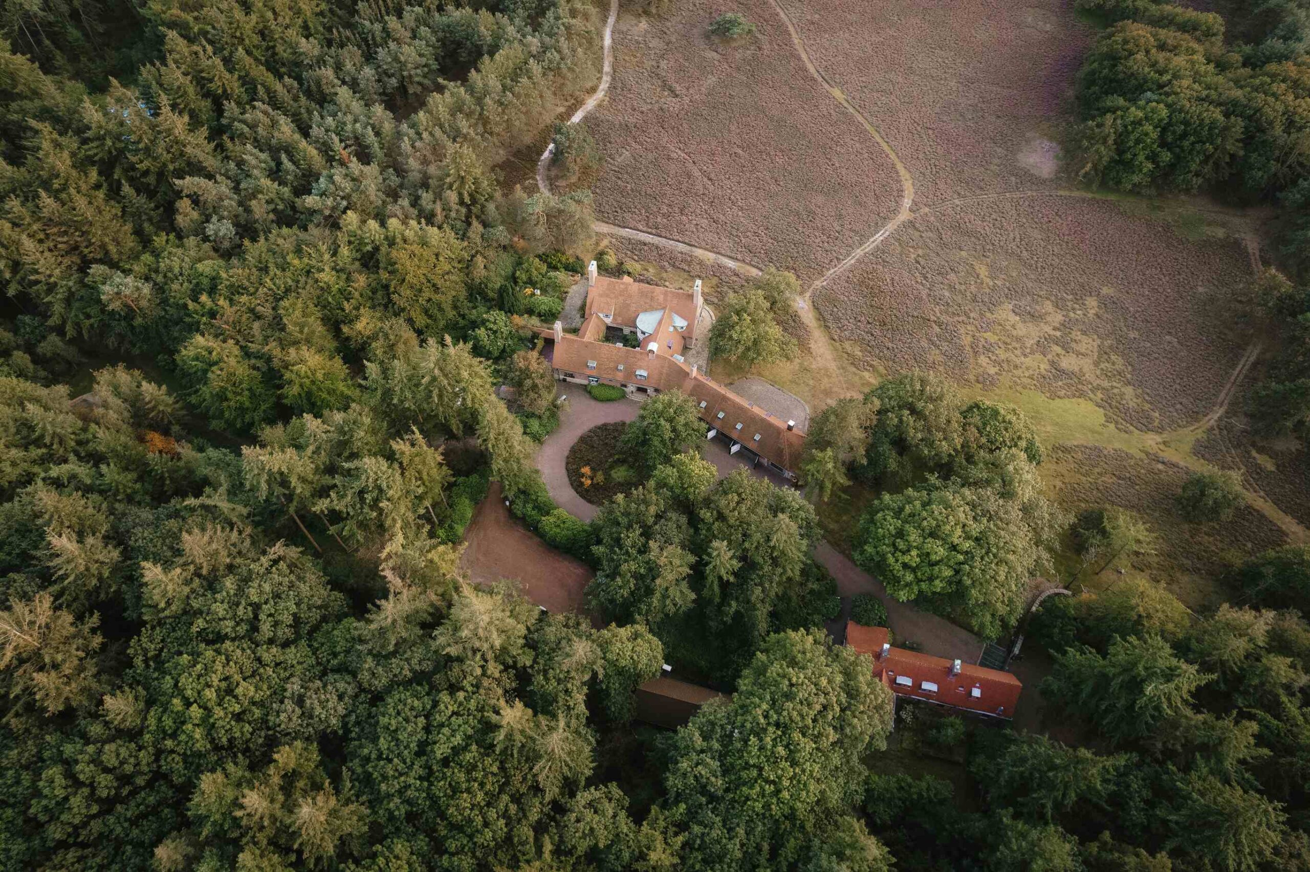 Een bovenaanzicht van Landhuis Noorderheide en het landschap er om heen