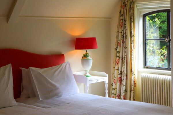 Een nette slaapkamer met prachtig uitzicht