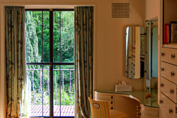 Een nette plek om je rustig op te maken en een balkon met prachtig uitzicht