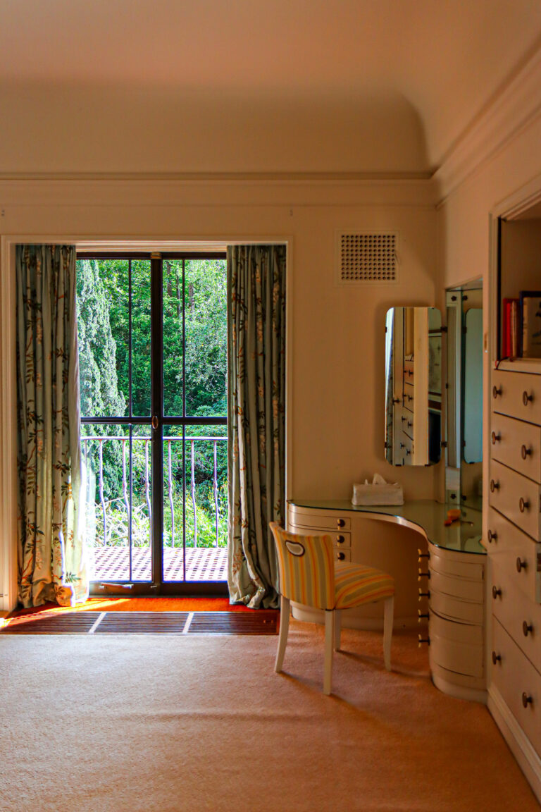 Een nette plek om je rustig op te maken en een balkon met prachtig uitzicht